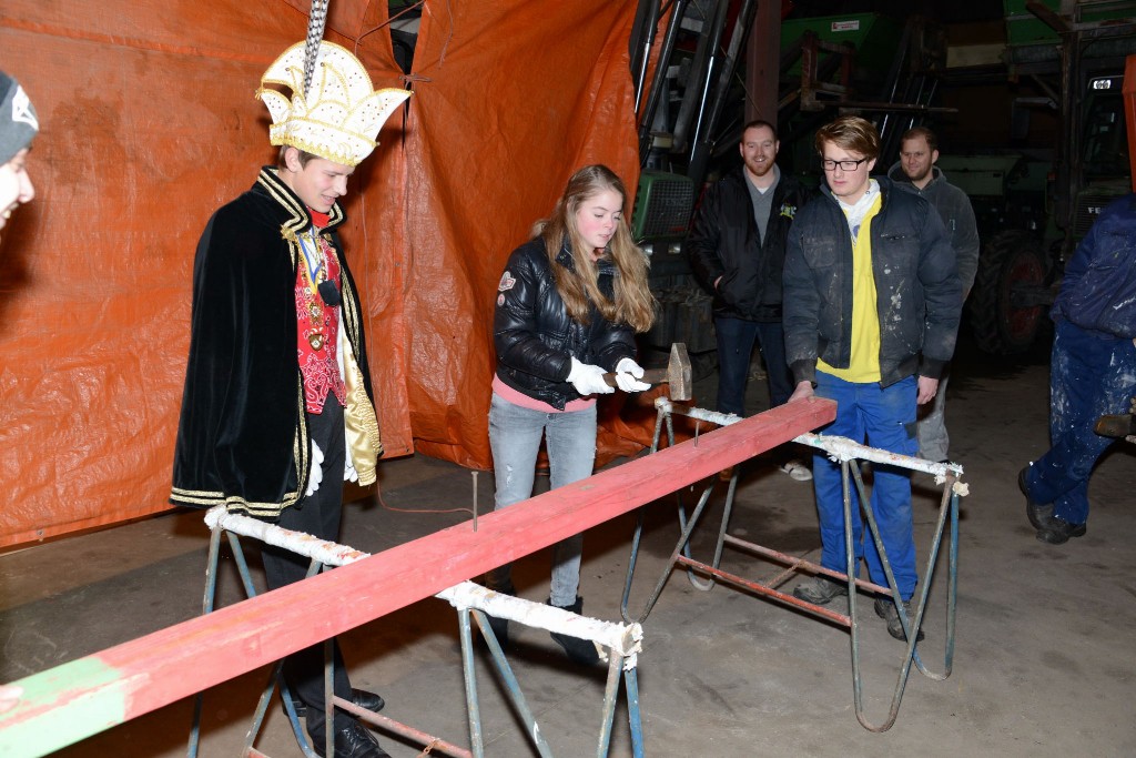 ../Images/Eerste spijker slaan Jeugdprinsenpaar 028.jpg
